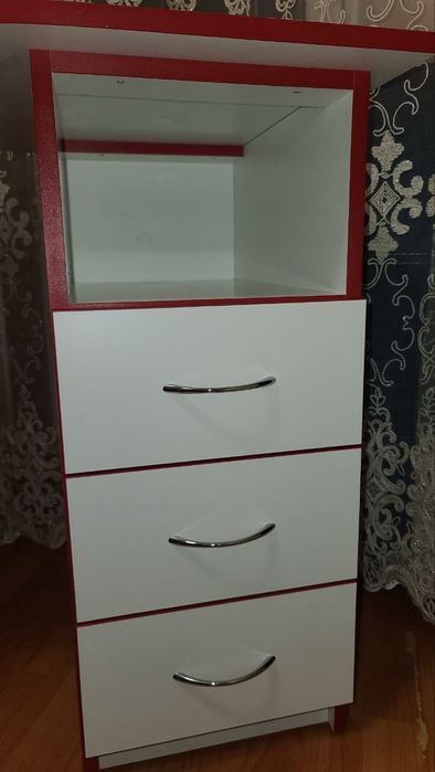 Стіл манікюрний з вбудованою витяжкою.