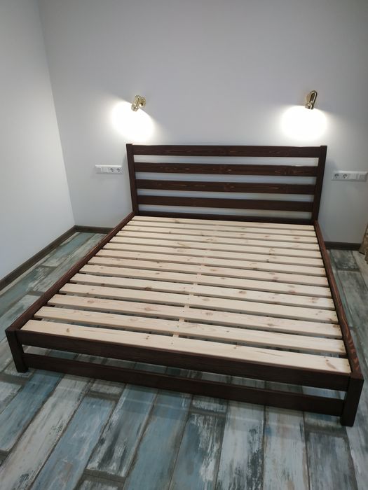 Двоспальне ліжко з масиву дерева