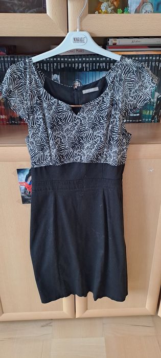 Elegancka dopasowana sukienka.