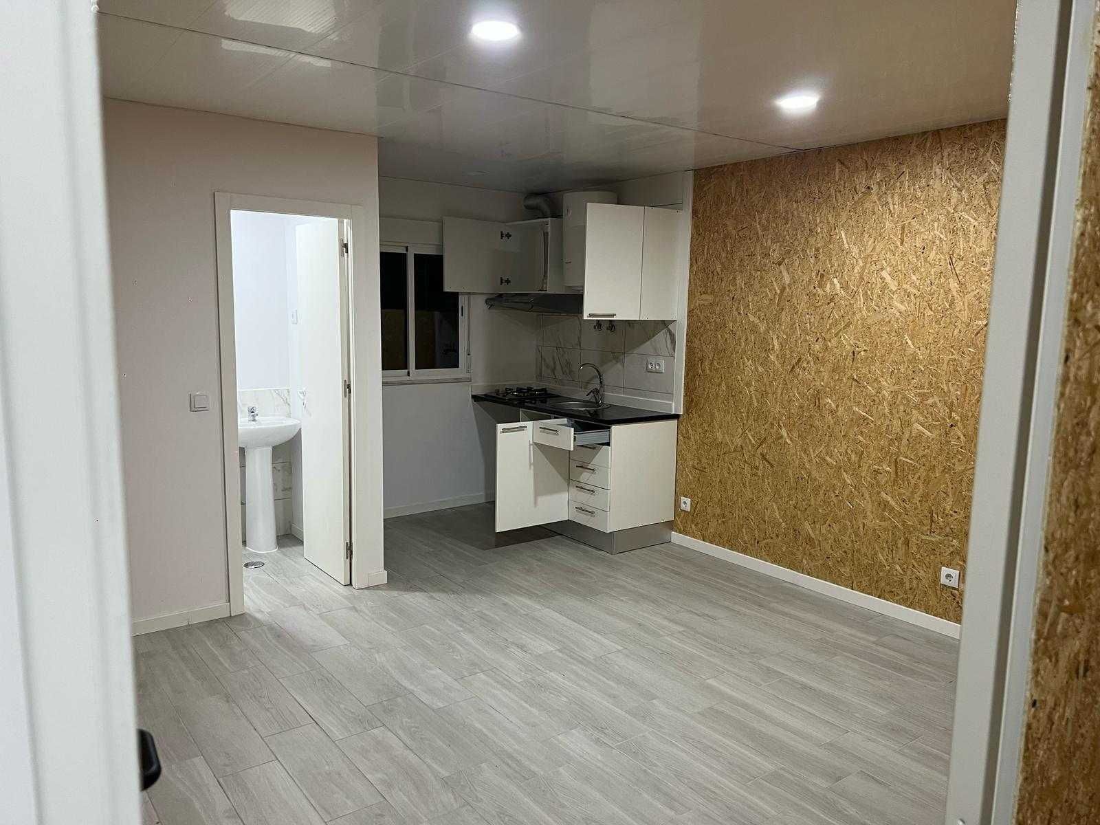 Aluga-se estúdio novo com WC e Cozinha