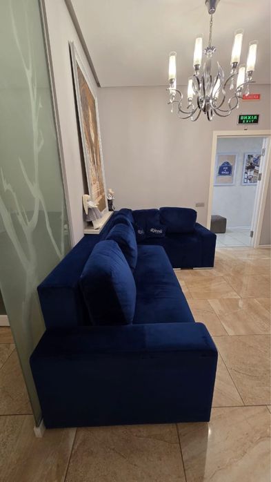 Диван з подушками