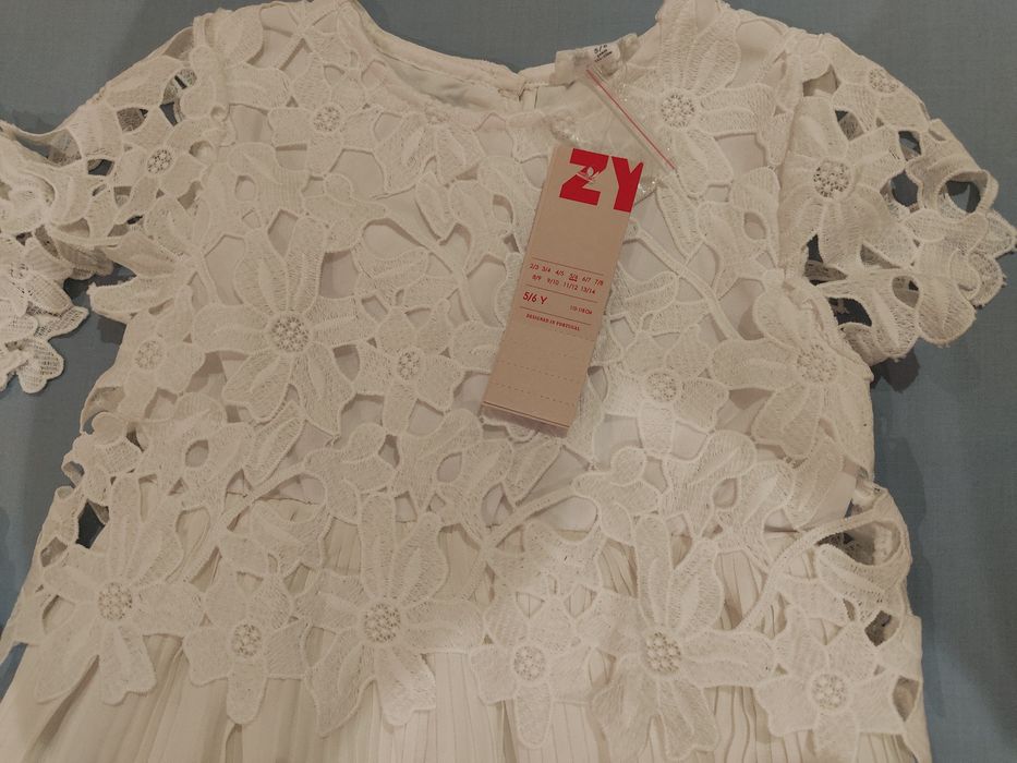 2 vestidinhos de cerimónia novos 4/5 e 5/6 anos