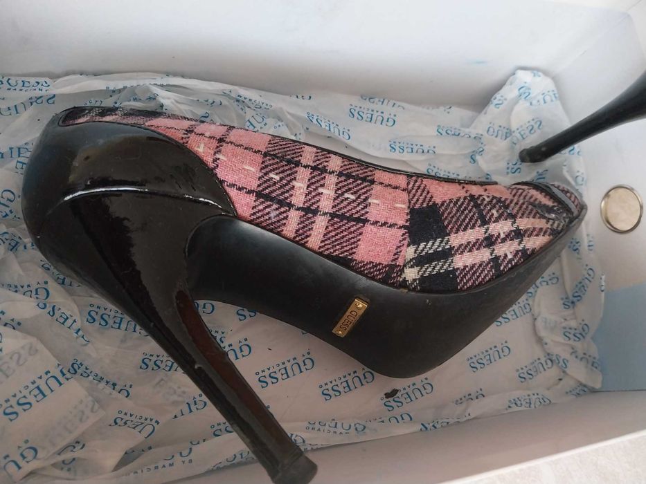 Sapato de senhora tamanho 39, com salto alto da Guess