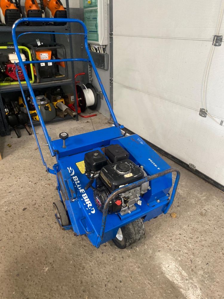 Wertykulator aerator  spalinowy  rurkowy Bluebird