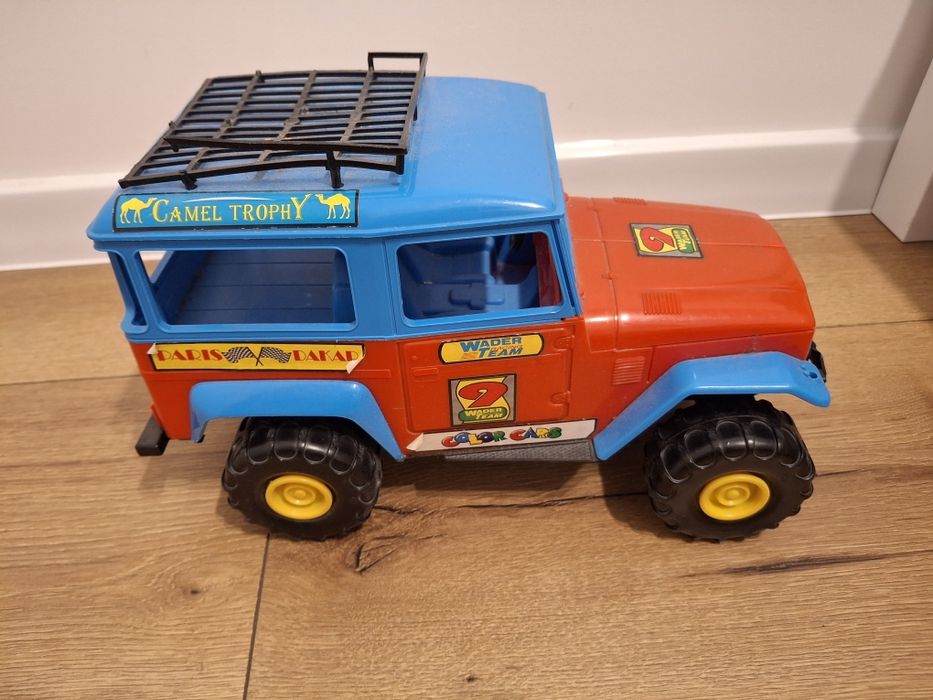Czerwono-niebieski jeep terenowy Wader – solidna zabawka