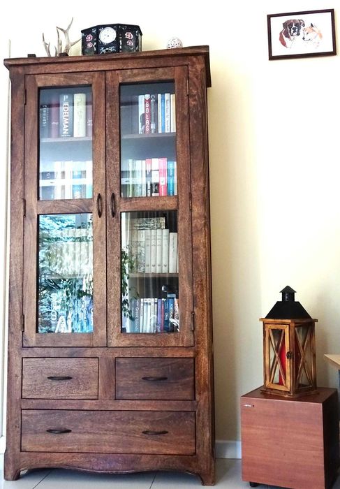 Śliczna witryna / biblioteczka kolonialna z litego drewna egzotycznego