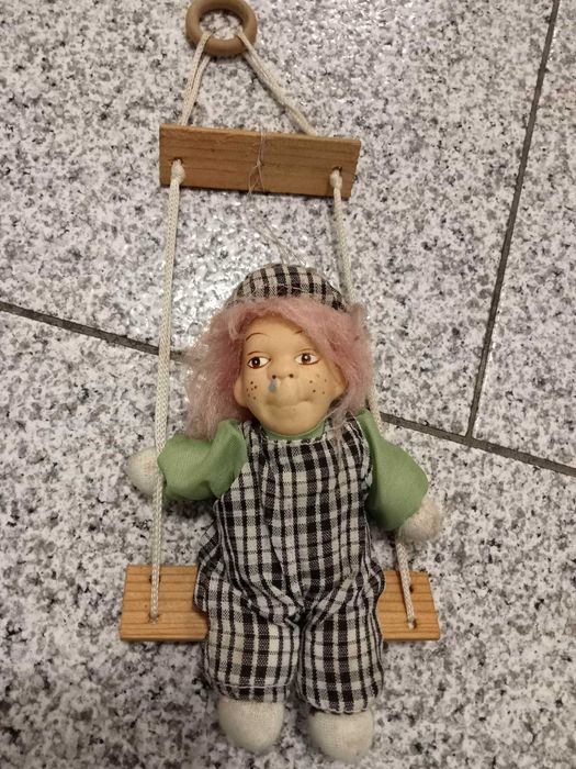 Boneco Menino no baloiço