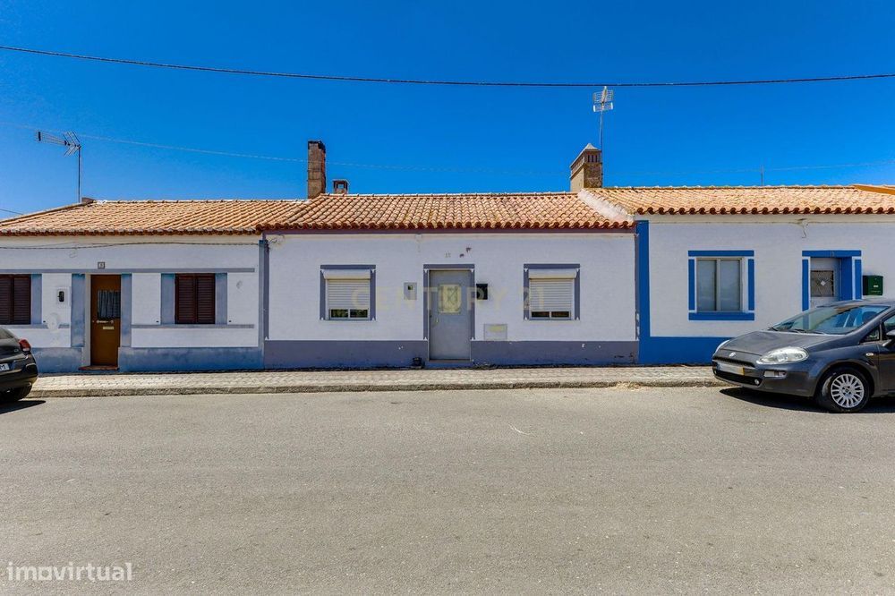 Moradia T2+T1 Remodelada com Terraço, Garagem, Próximo da Costa Vicent