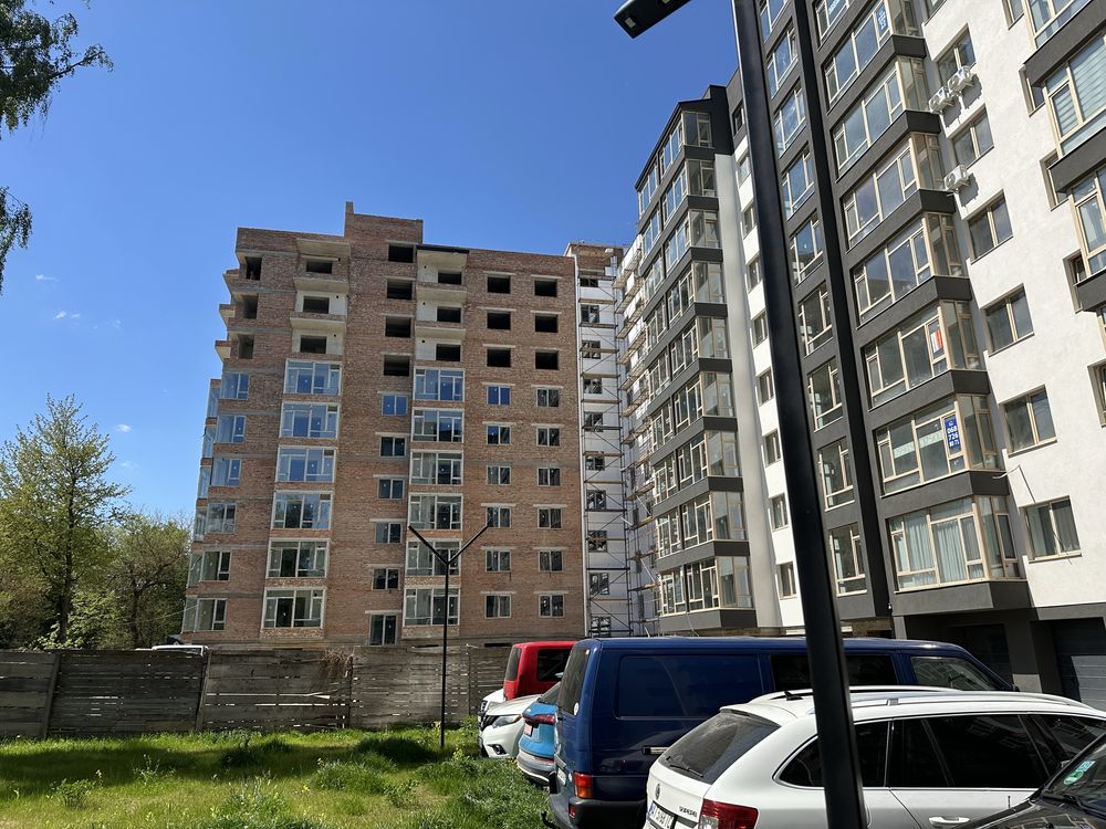 Продам 1 км велику квартиру біля Парку та озера