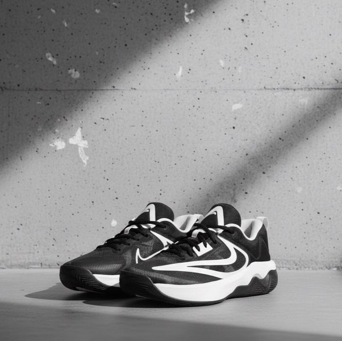 Nike Giannis Immortality 3 чорно-білого кольору.