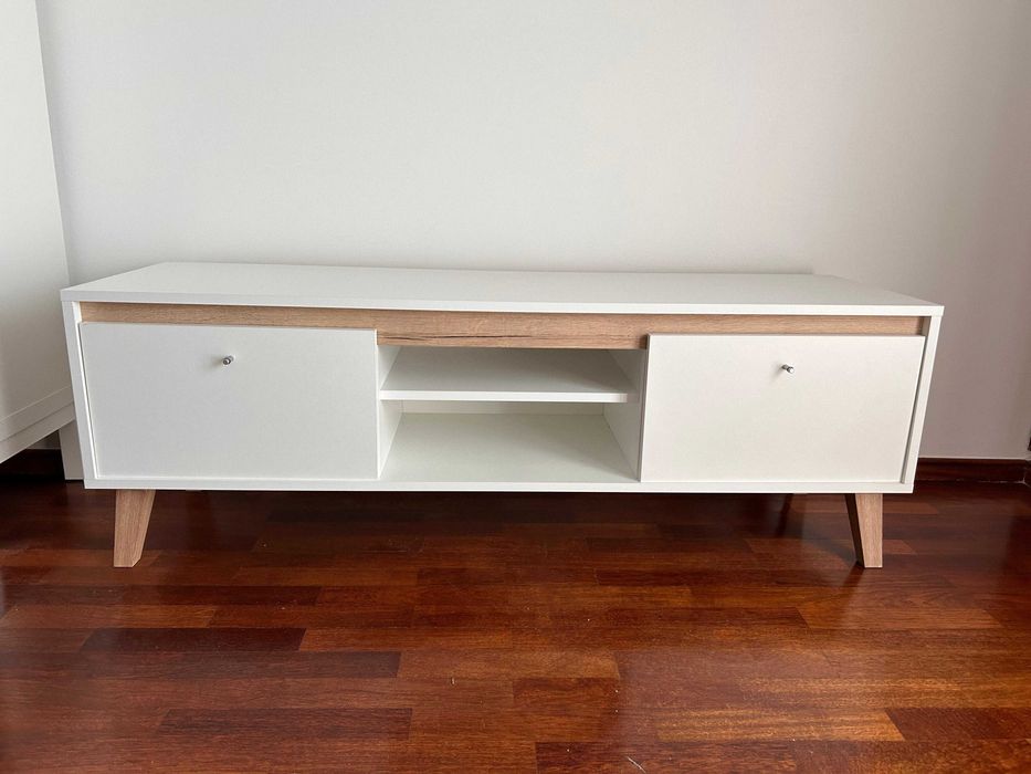 Base/Móvel de TV moderno branco | Praticamente Novo | C:135 L:40 A:47