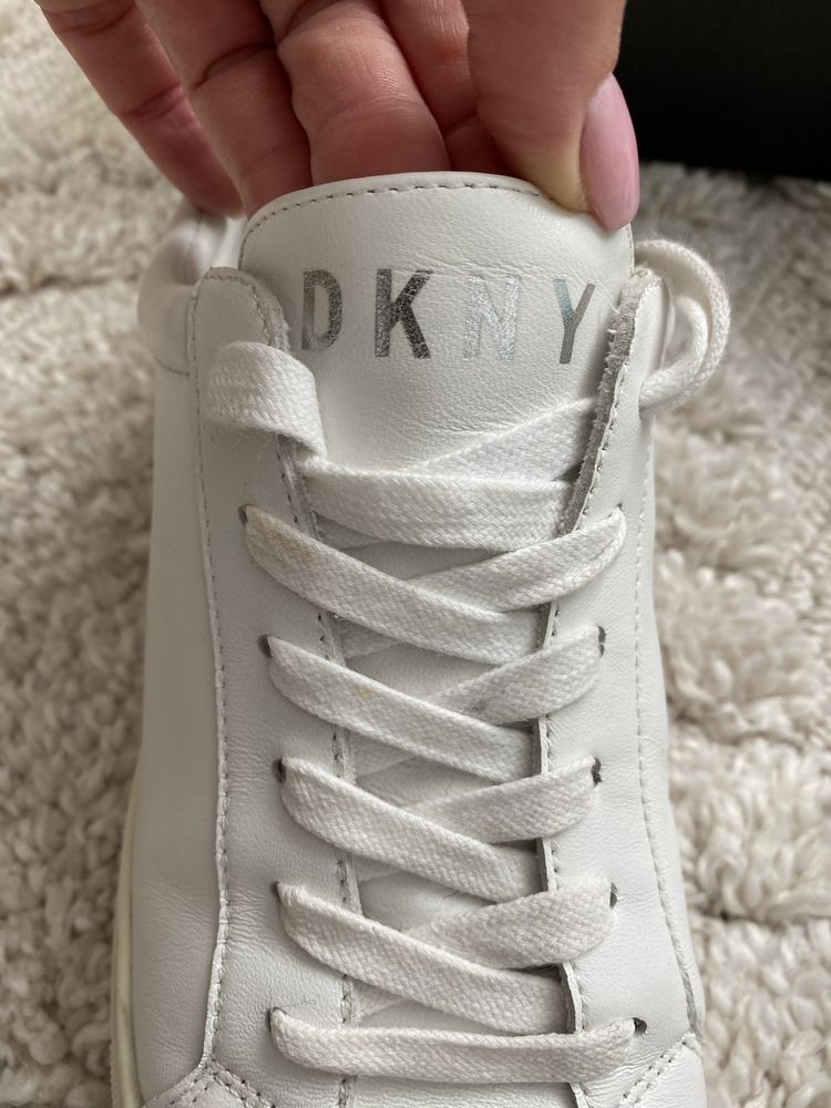 Sneakersy damskie trampki białe skórzane DKNY 38,5