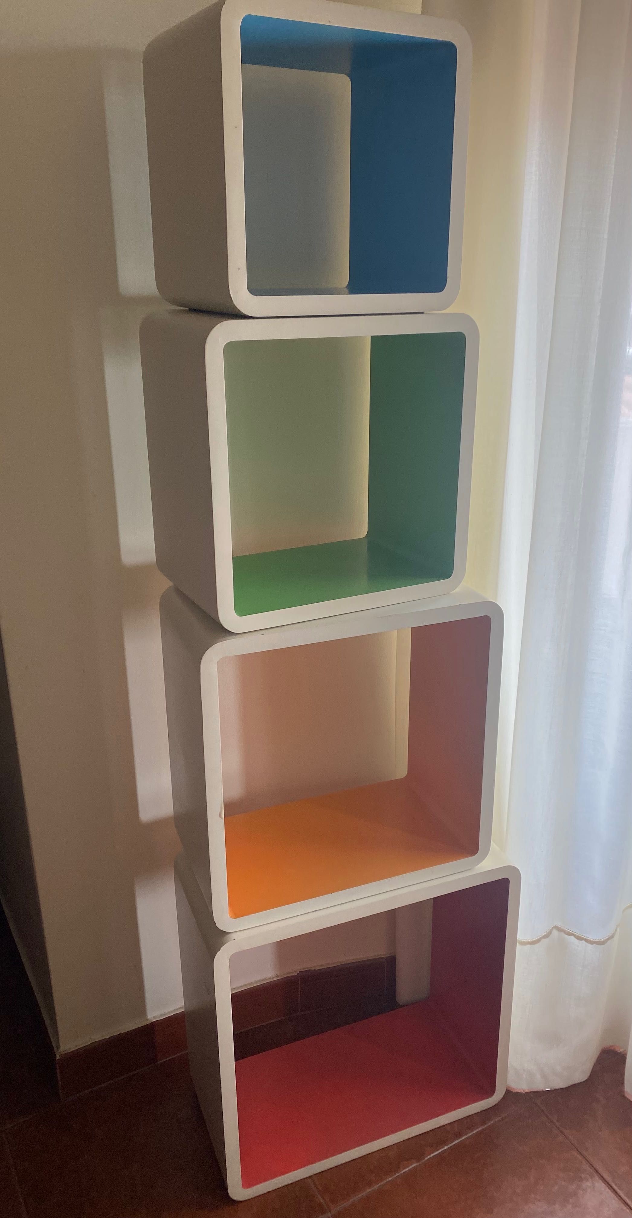 Estante decorativa modular de 4 cubos