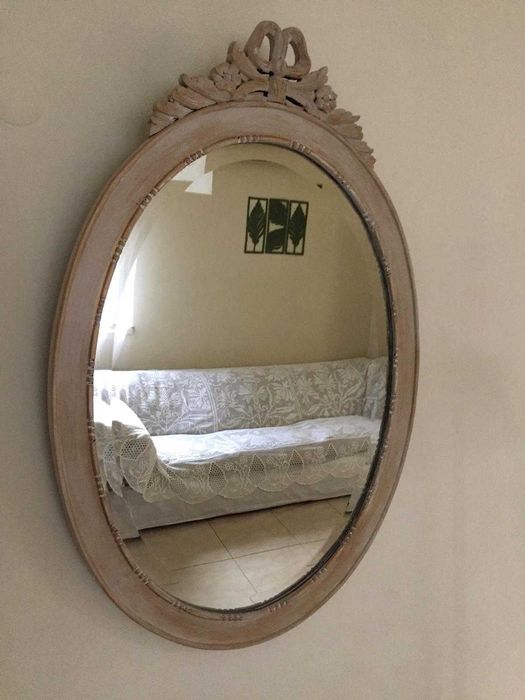 Conjunto de espelho, cadeira e mesinha de apoio. As 3 peças 200 €.