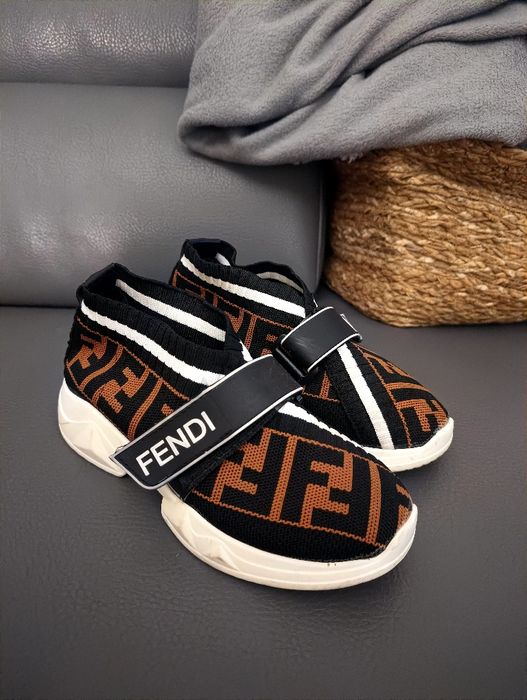 Stylowe buty fendi