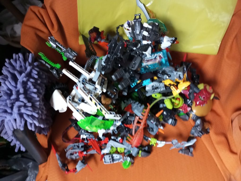 Mix figurek Bionicle i Playmobil