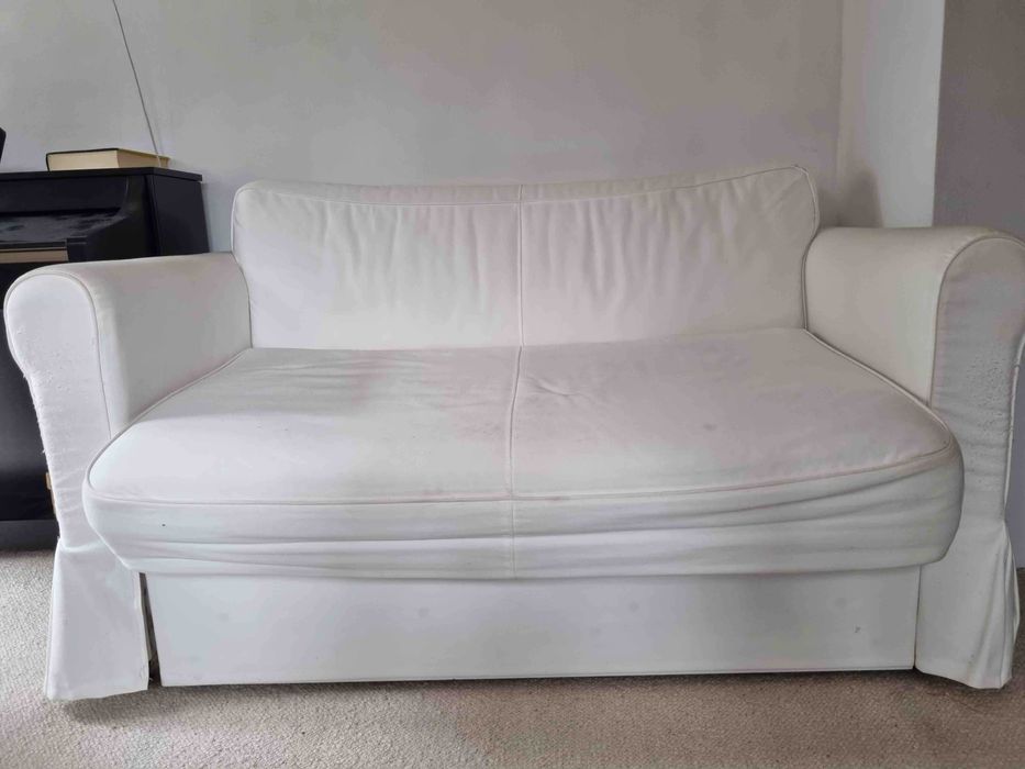 Biała kanapa dwuosobowa rozkładana z pojemnikiem na pościel, IKEA