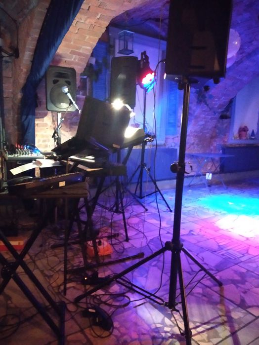 dj prezenter oraz muzyk grający i śpiewający - jedna osoba