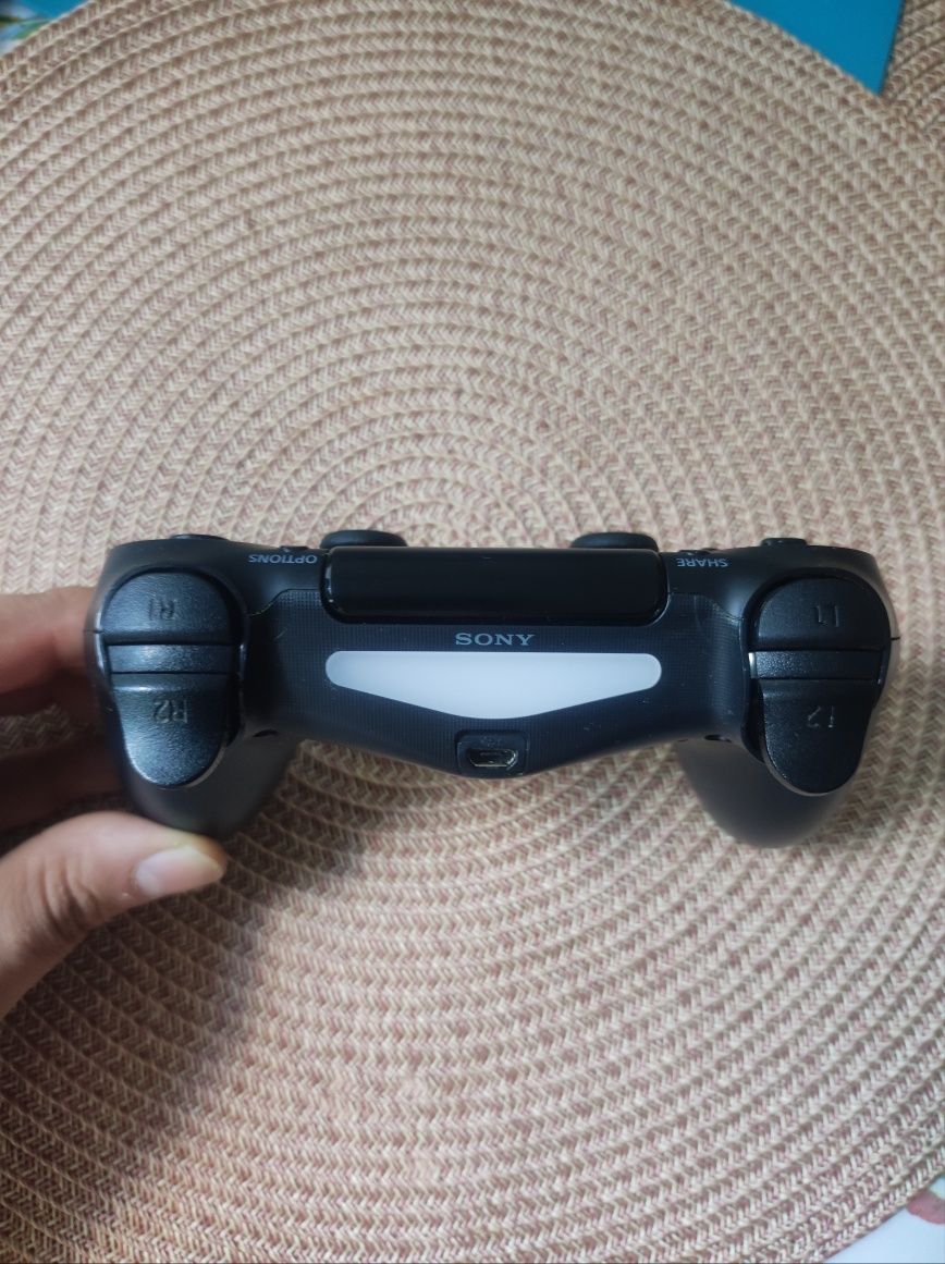 Sprzedam oryginalnego pada DualShock 4 w kolorze czarnym