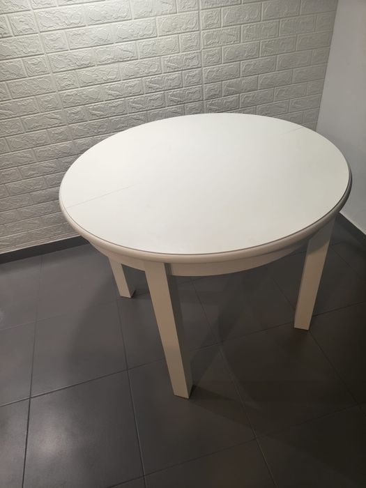 Stół biały z krzesłami