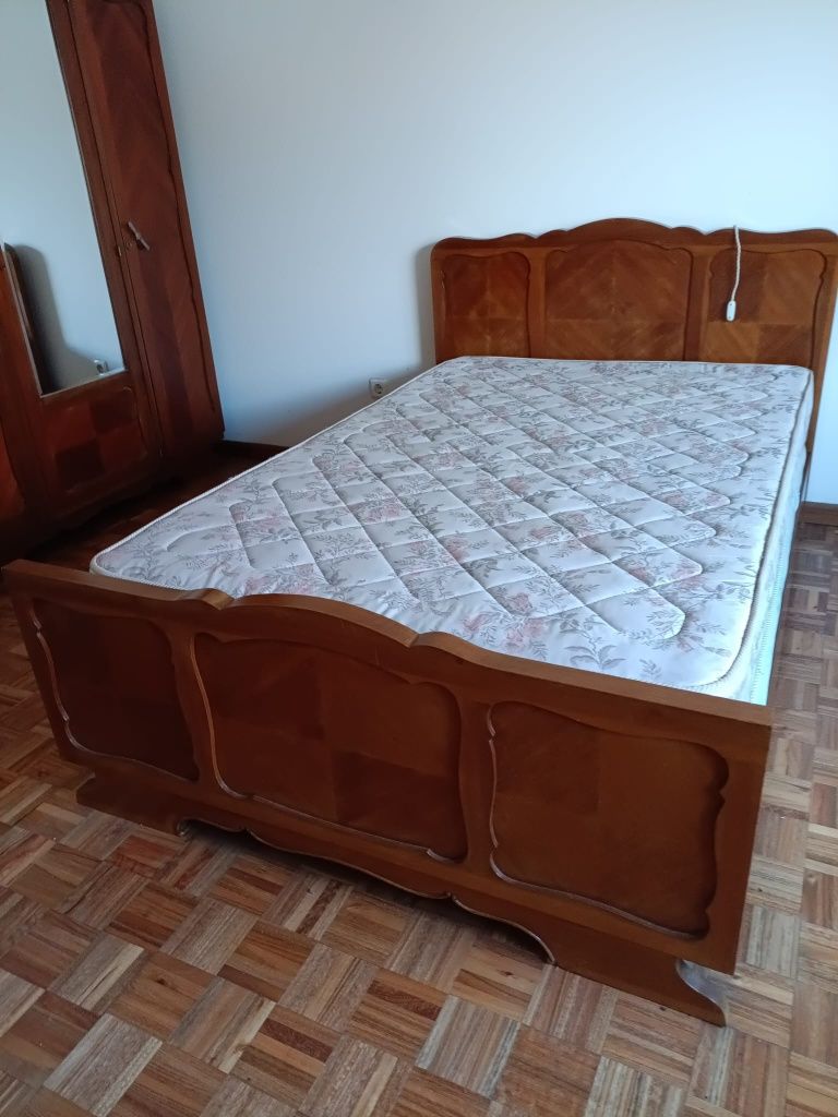 Conjunto de Mobiliário de Quarto Clássico em Madeira Maciça