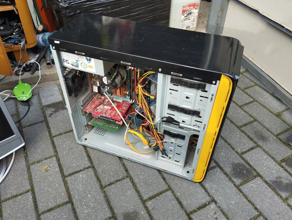 Komputer i monitor opis