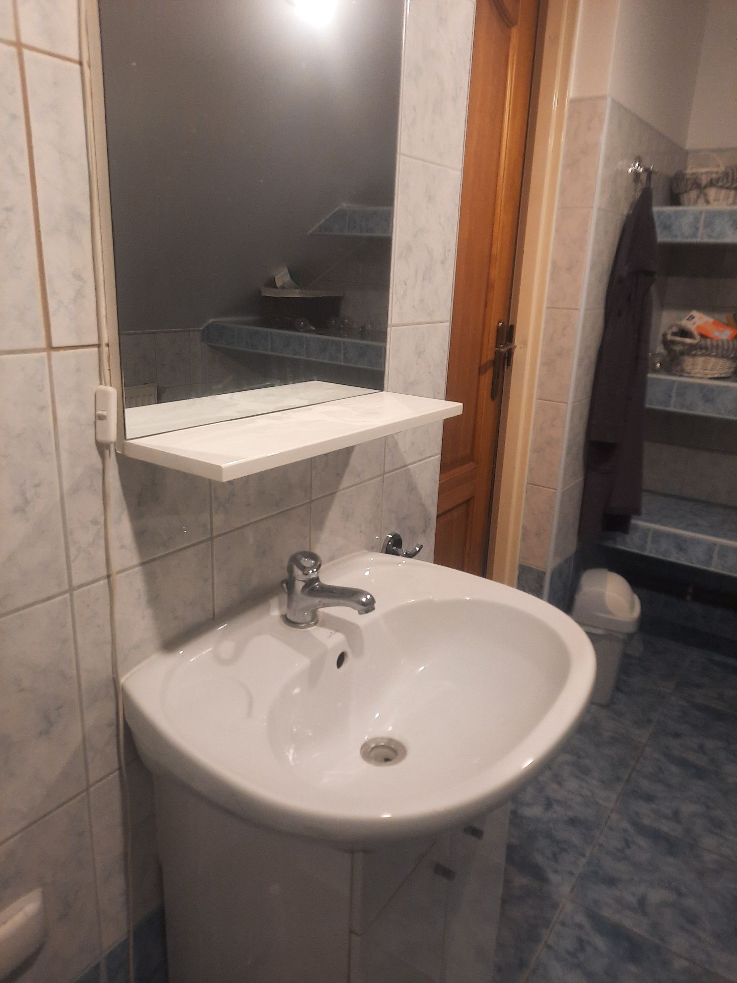 Sprzedam umywalkę z szafką i lustro