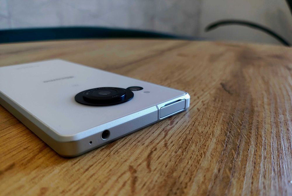 Протиударний смартфон Sharp AQUOS R8 (2sim,4570ma,6.4" 240гц,IP68,NFC)