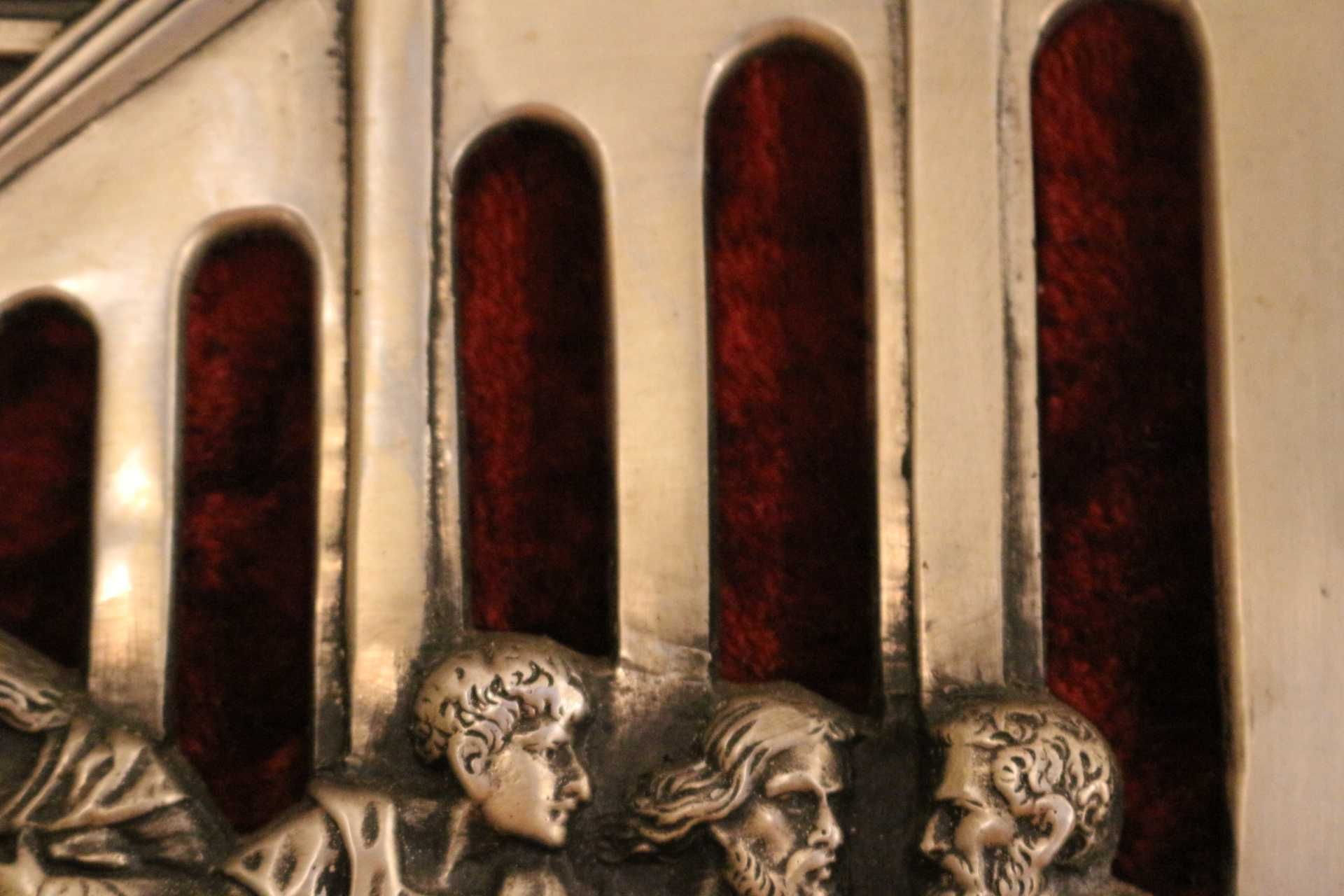 Quadro Antigo com a Última Ceia de Cristo em Veludo e Estanho 53 cm