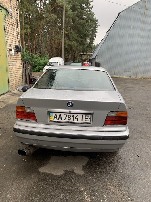 BMW E36 318 срочно.