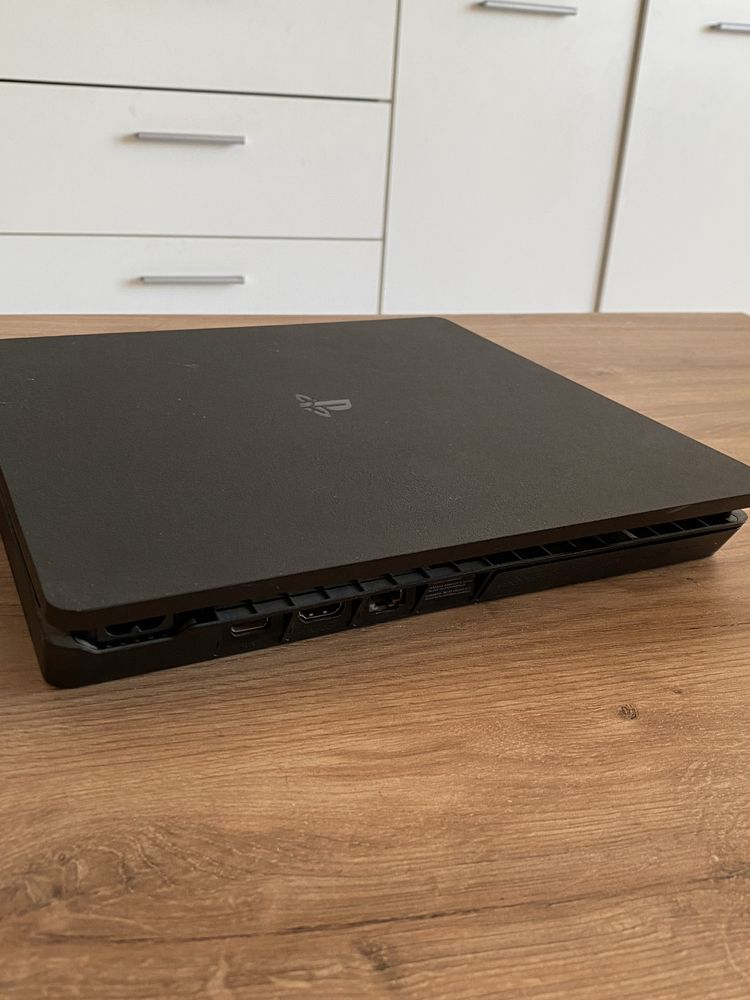 Playstation 4 Slim 1 TB + 2 pady