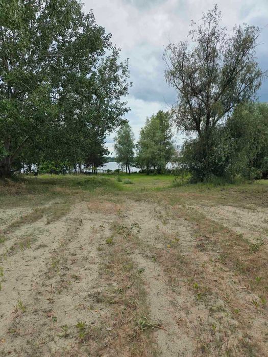 Будинок біля води. Будинок на березі Дніпра.