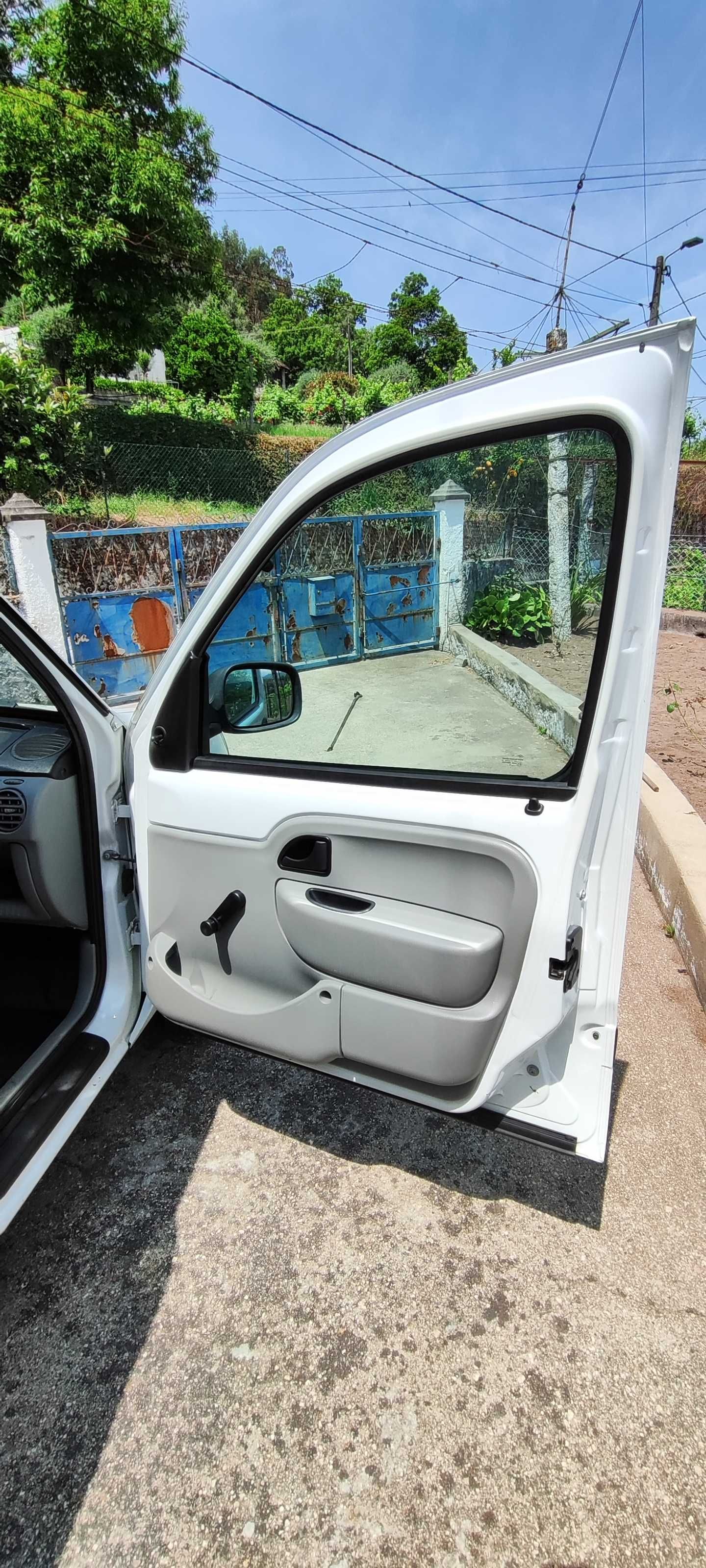 Carrinha em excelente estado, modelo nacional, pronta a trabalhar.