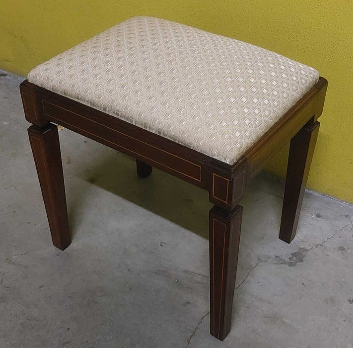 Banco em madeira ideal para toucador