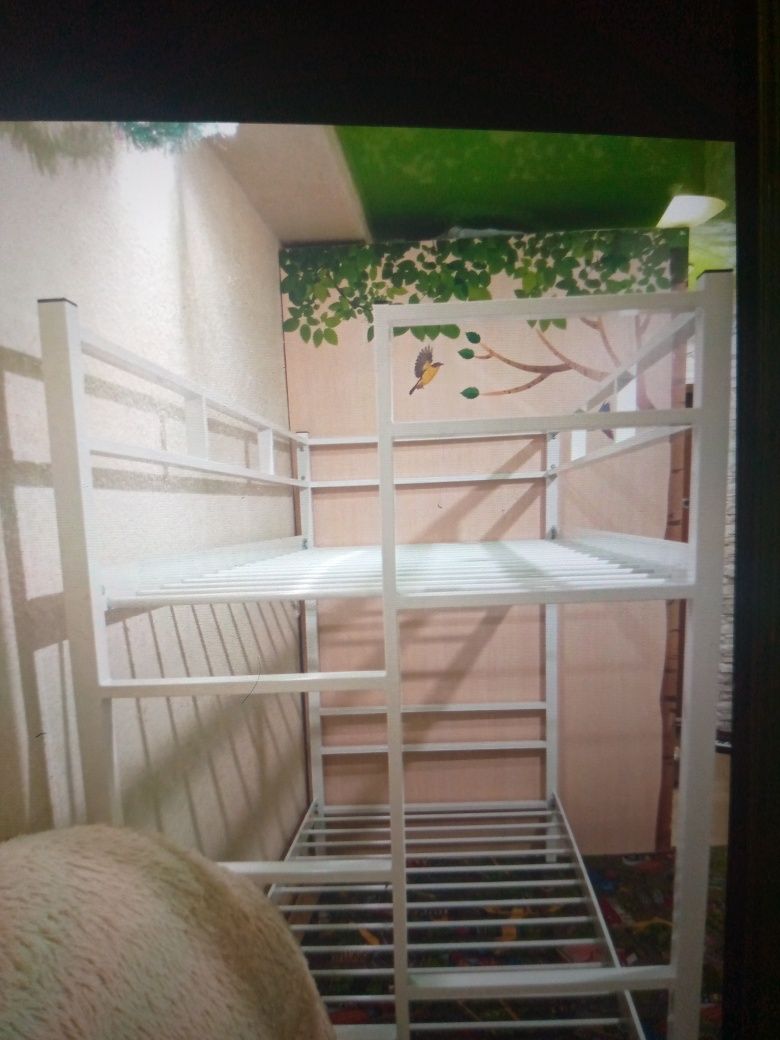 Продамо   двоповерхове ліжко розміри 90х1,90 м біле металічне нове