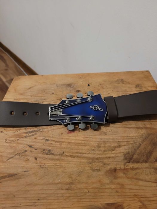 Brązowy męski skórzany pasek ręcznie robiony z klamrą gitara