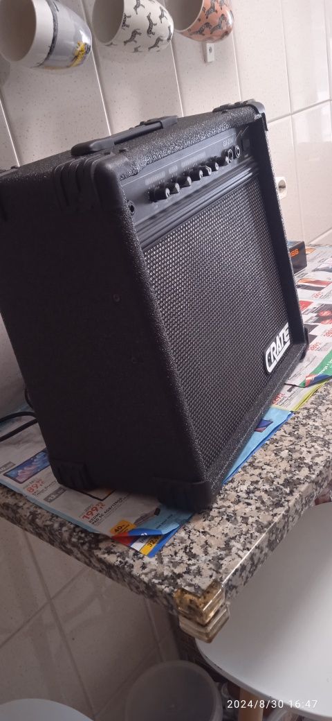 Amplificador. Combo para guitarra elétrica e pedal de efeitos