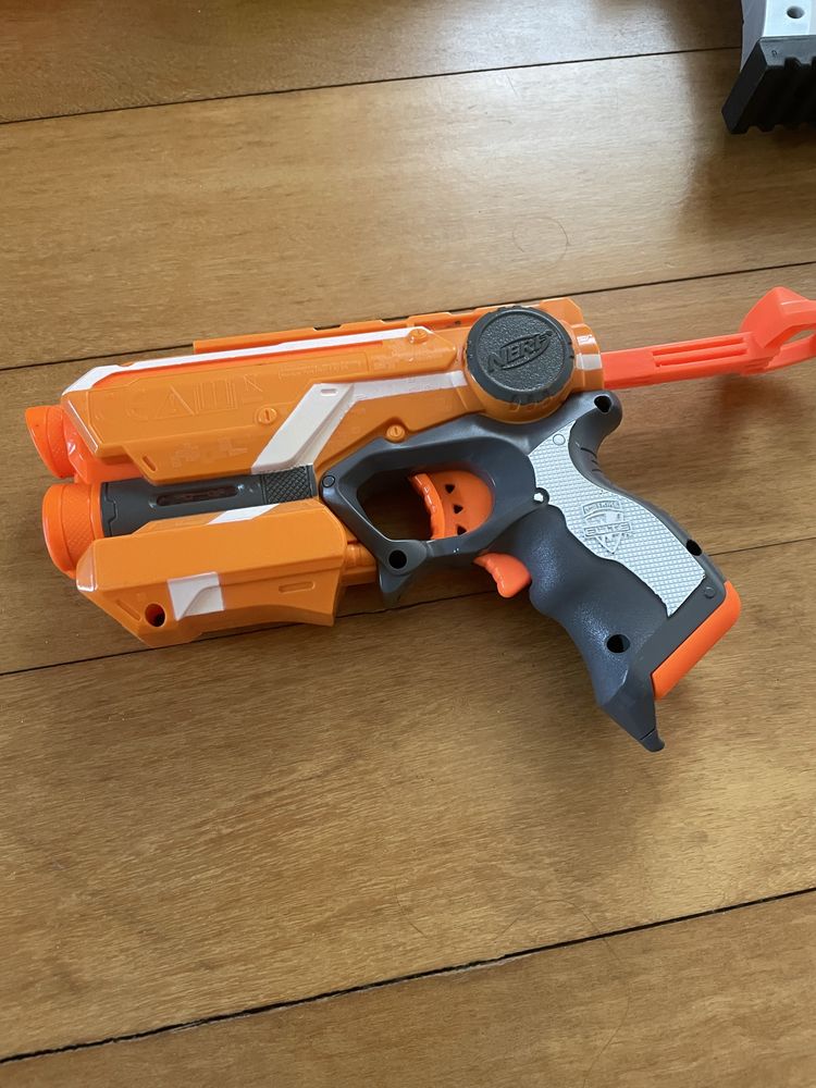 Várias pistolas nerf