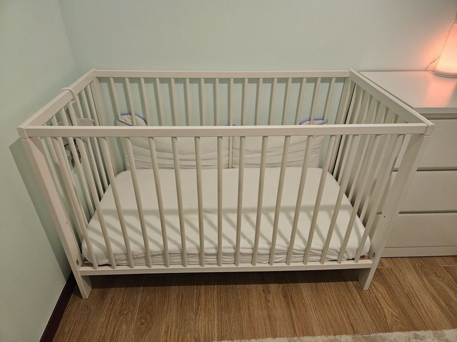 Berço de Bebé branco Ikea 60 x 120 cm, inclui colchão e lençóis