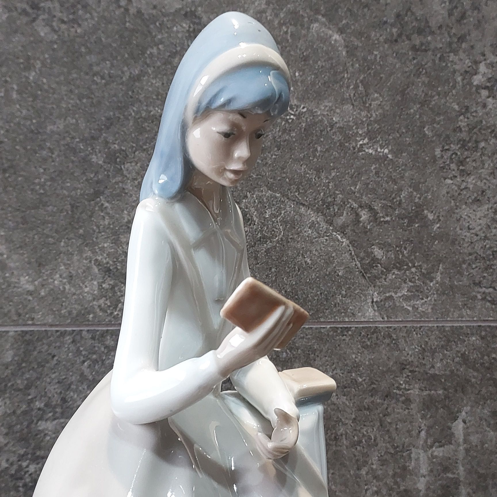 Porcelanowa figurka Casades panienka czyta książkę