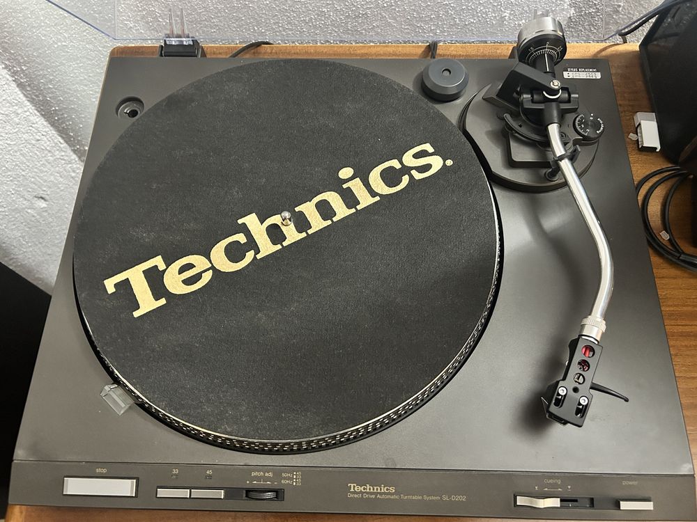 Gira-Discos Technics SL-D202