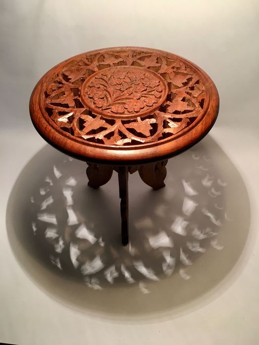 ARTESANATO INDIANO - séc. XX - mesa de apoio desmontável 24x22,5 cm/s