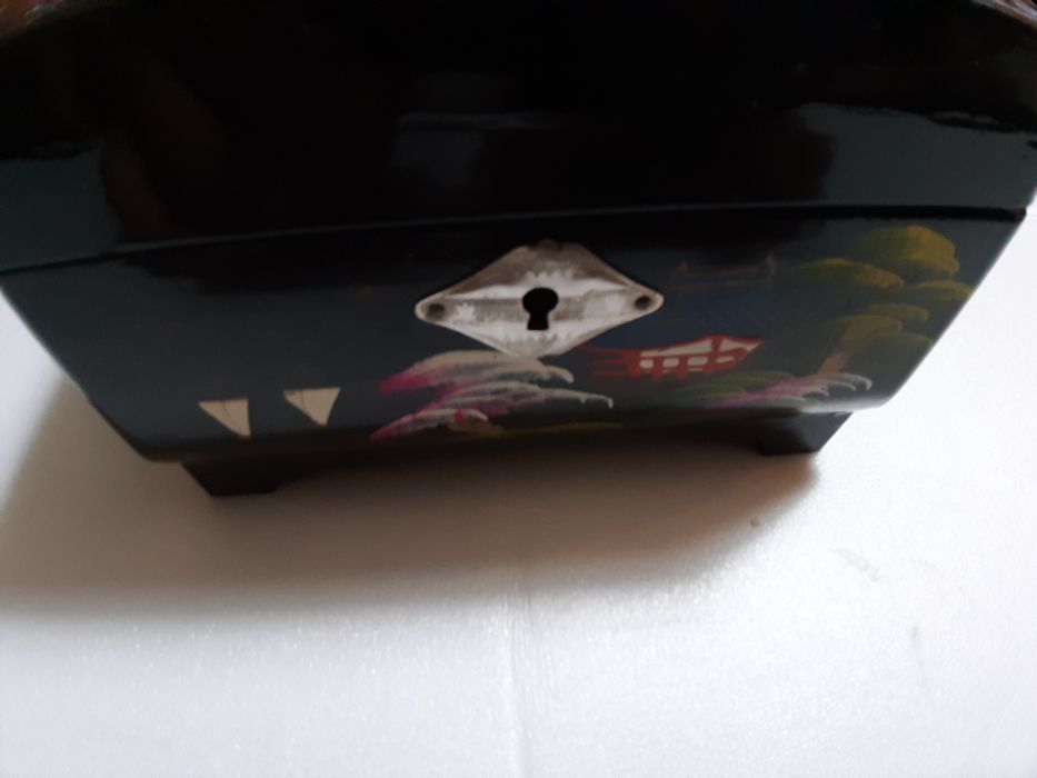 Caixa musica asiática bom estado tudo a funcionar