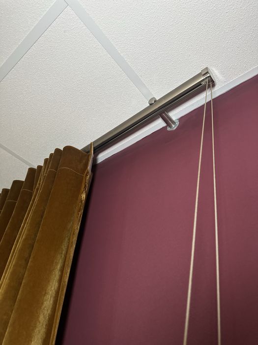 Cortina de Veludo Dourada com Varão – Elegante