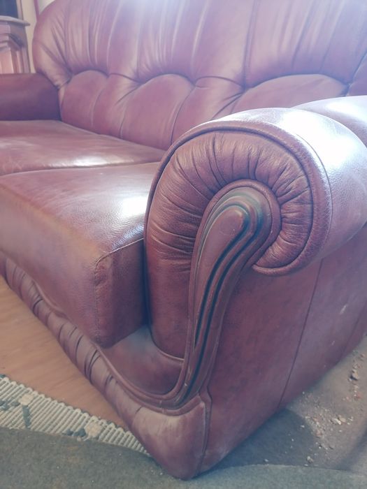 Sofá em pele genuína castanha.
