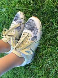 Кросівки для дівчат.