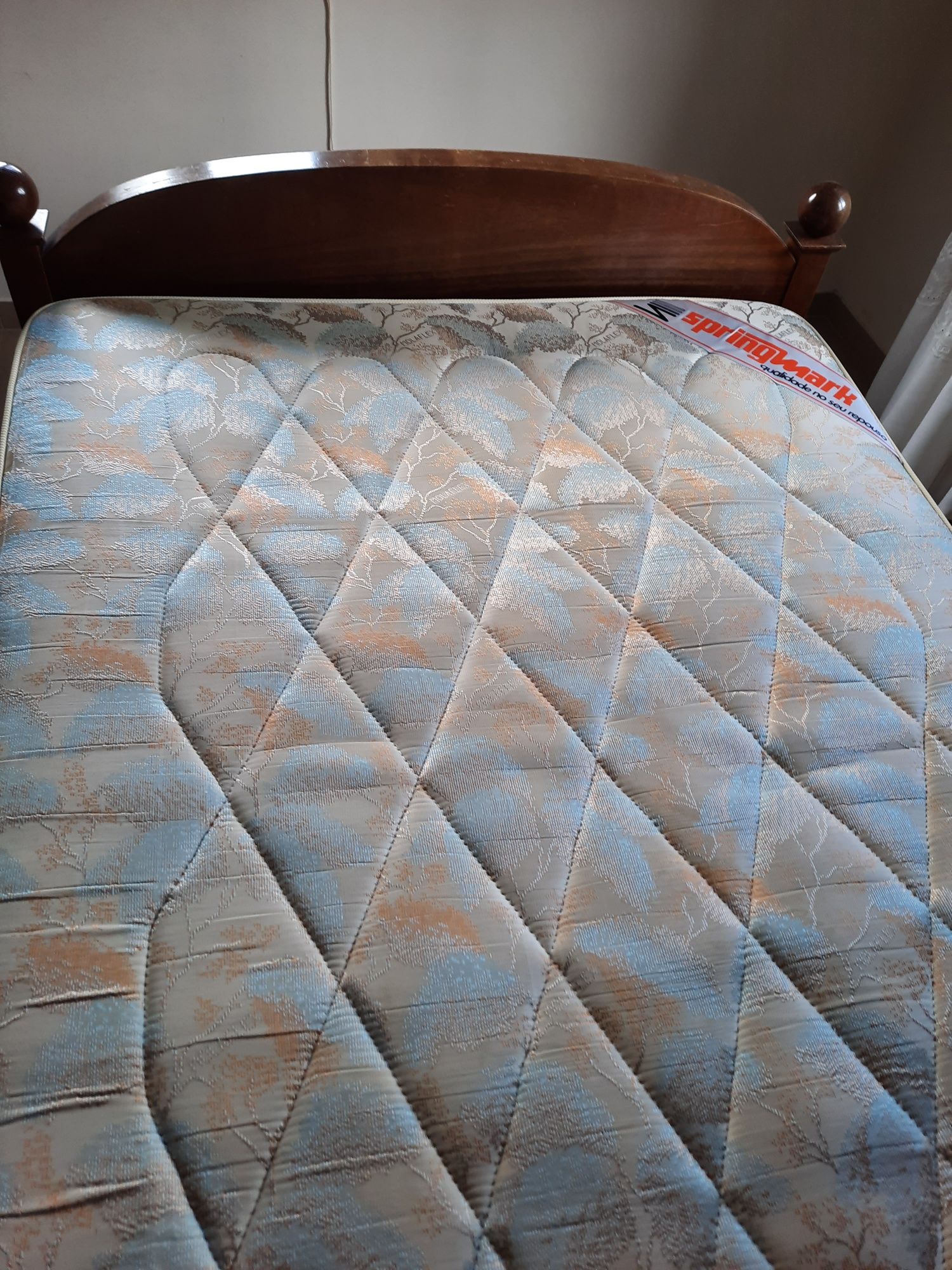 Cama e mesas de cabeceira | Bed and end tables