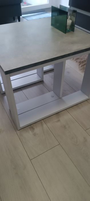 Stolik plus mniejszy stolik w kolorze popielatym