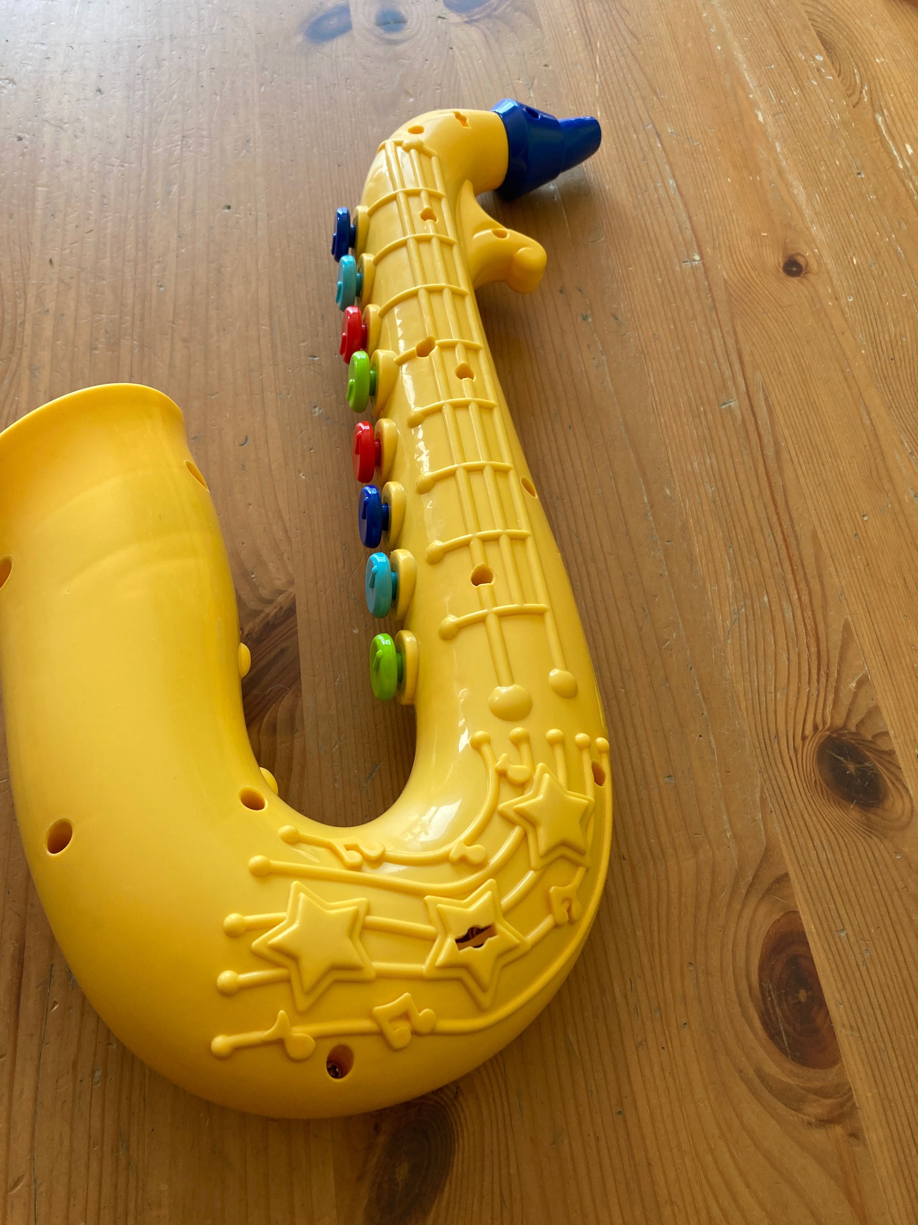 Grający saksofon dla dzieci