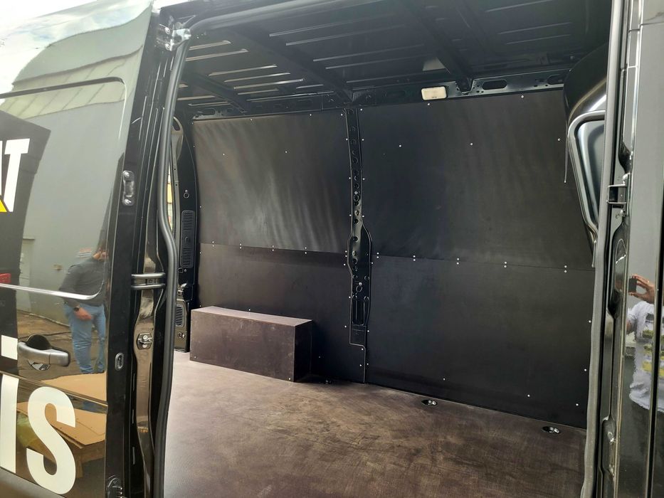 Zabudowa busa, Renault Master L2H2 zabudowa paki ze sklejki